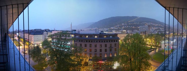 "Bergen by night", as seen from a balcony, 9th floor, Radisson BLU Hotel Norge
© 2015 Knut Dalen