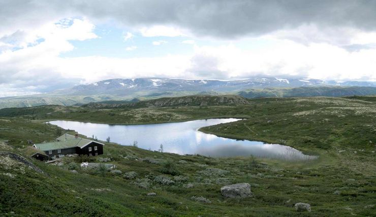 The cabin Fjellbu, the lake Heimtjødnet, and the mountain Hallingskarvet. Norway
© 2010 Knut Dalen