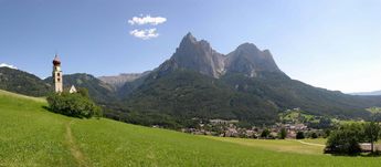'St. Valentins' Church in Seis with 'Schlern' in the background - Seis, South Tyrol - Italy 
© 2004 FranzAuer