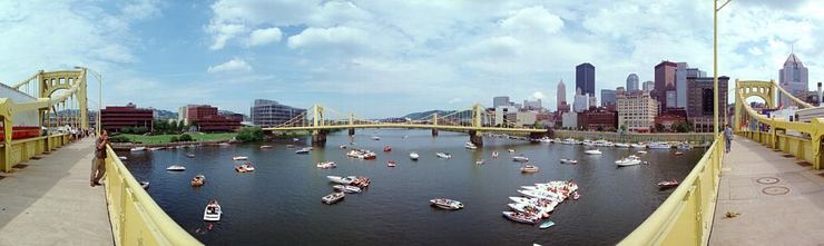 Pleasure boats on the Allegheny River during the Three Rivers Regatta, 1999
© 1999 John Strait