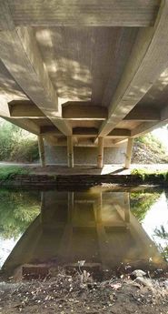 Spiegelungen unter der Horlache-Brücke der B486
© 2003 Dieter Seibel