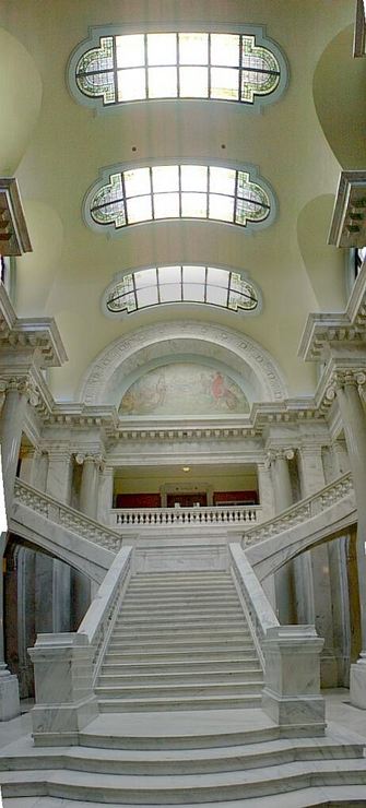 Inside the Kentucky State Capital Building
© 2000 Reed Radcliffe